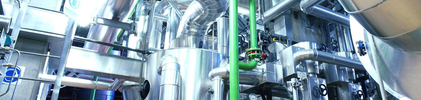 Ausrüstung, Kabel und Rohrleitungen in einem Industriekraftwerk.