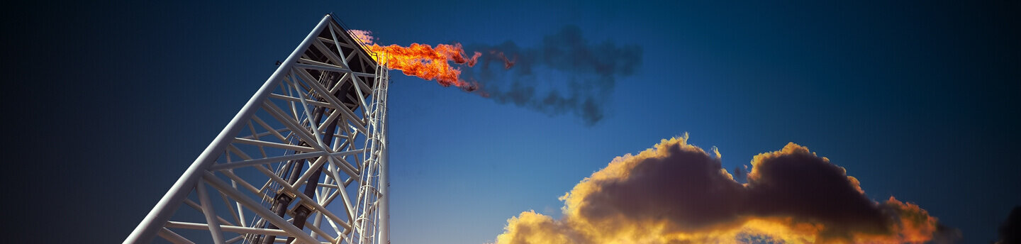 Ölraffinierie am Abend.