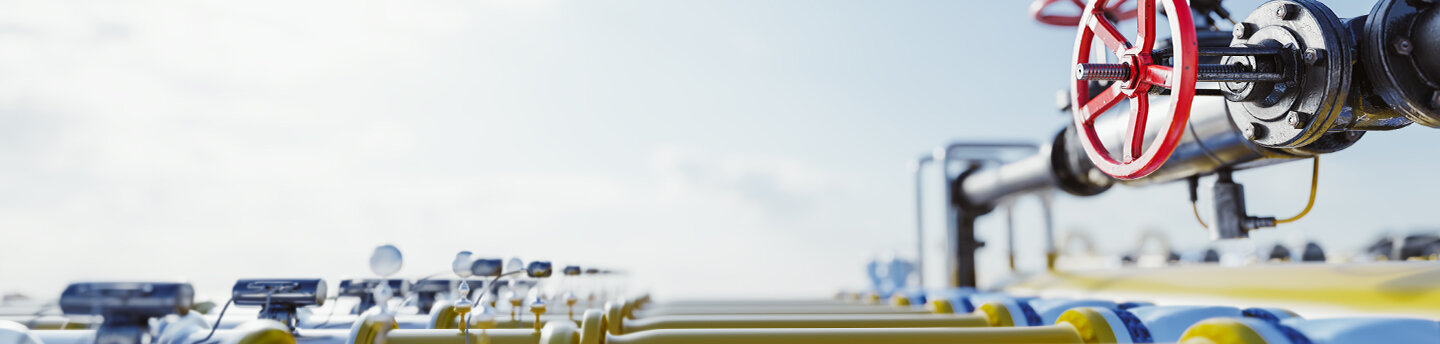 Gashahn mit Rohrleitungssystem an einer Erdgastankstelle.