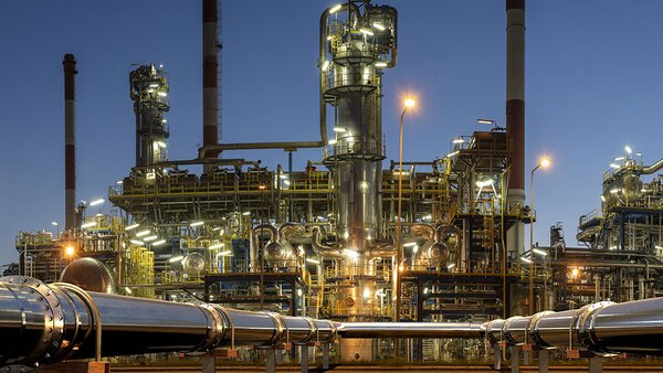 Explosionsgeschützte Edelstahl‑Druck- und Temperatursensoren in petrochemischen Raffinerieprozessen.