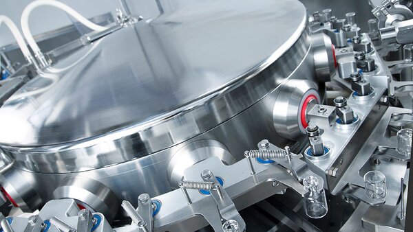 Hygienische Edelstahl‑Messtechnik für Druck‑ und Temperaturmessung in pharmazeutischen Prozessanlagen.