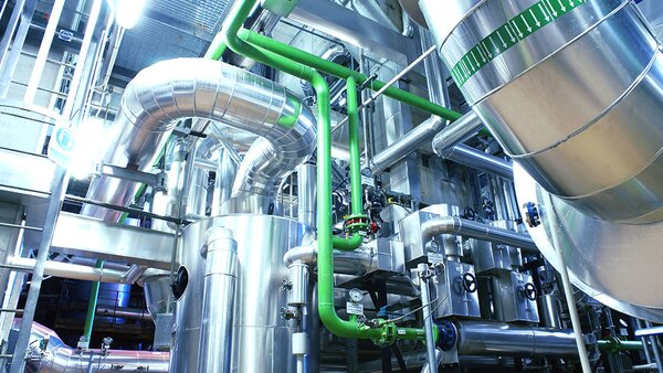 Korrosionsbeständige Messtechnik und Edelstahl‑Rohrleitungen in chemischer Industrieanlage