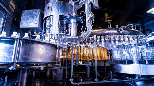 Hygienische Edelstahl‑Messtechnik zur Druck‑ und Temperaturmessung in der Getränkeindustrie.